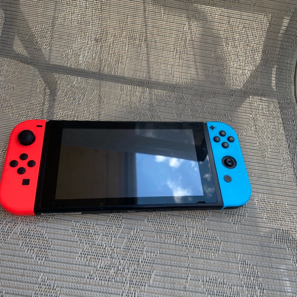 One controller is broken comes with the charging set